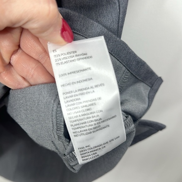 Figs Women’s Casma three pocket scrub top size large. Gray. NWT. - Picture 10 of 11